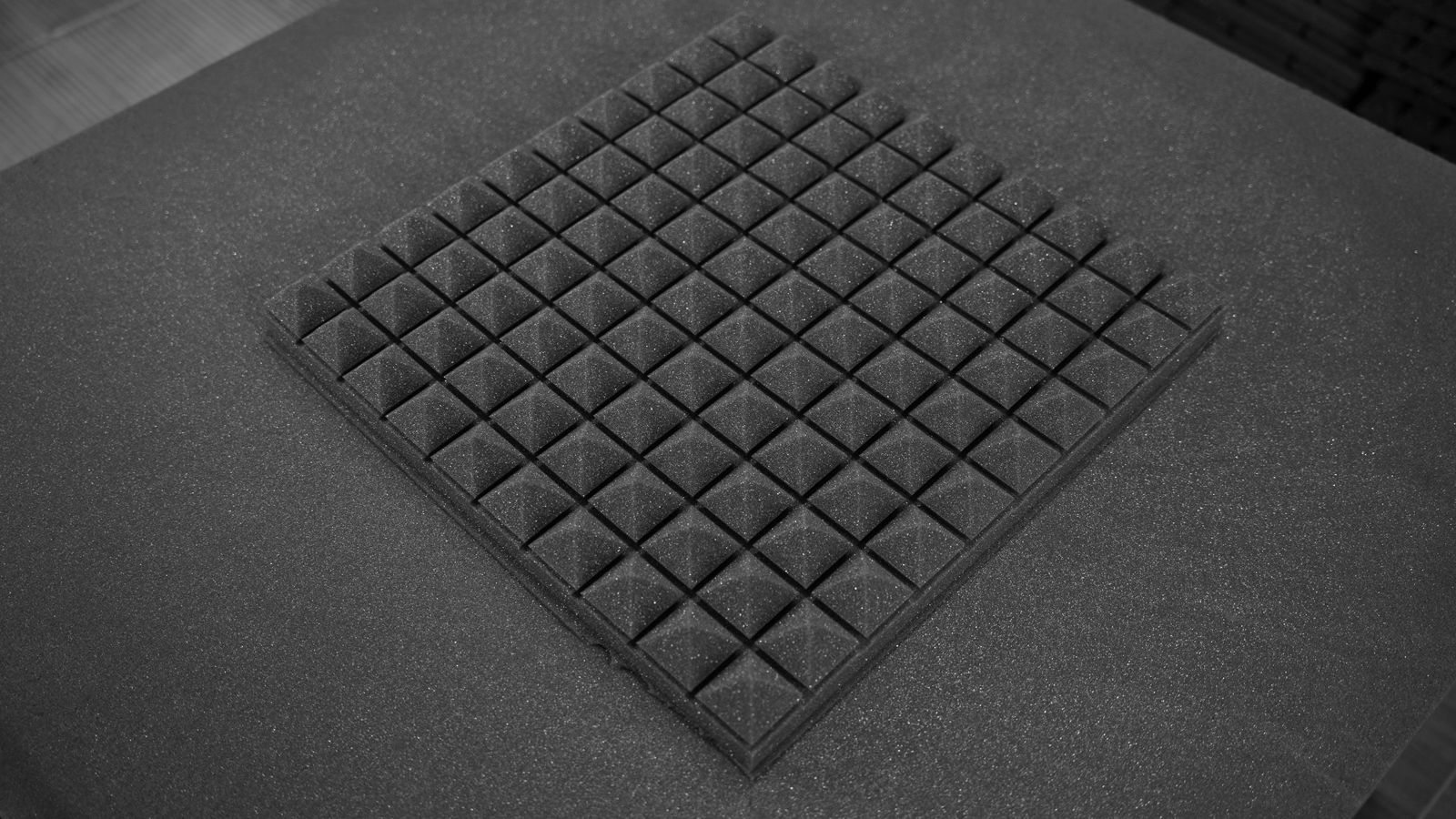 Placa acústica pirâmides